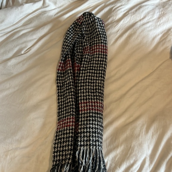 Steve Madden Plaid black, white, red wool scarf NWT - Picture 7 of 8